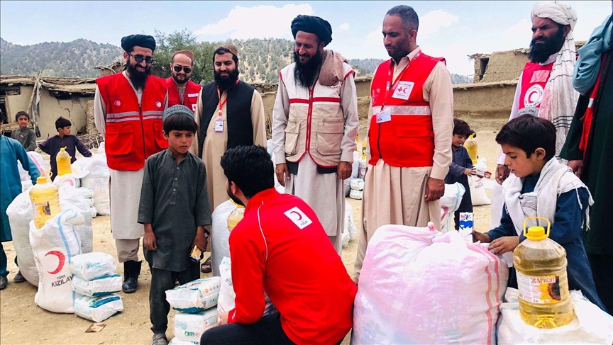 توزیع کمک‌های هلال‌احمر ترکیه بین زلزله زدگان افغانستان