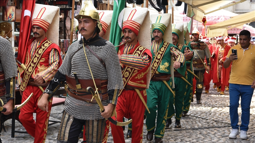 Mostar: Tradicionalni turski vojni orkestar “Mehter“ nastupio u blizini Starog mosta