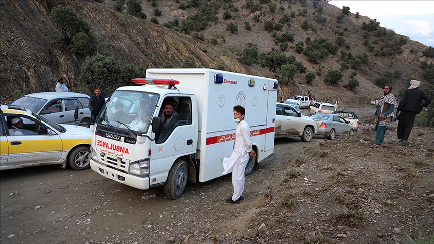 Afganistan'daki depremde yaşamını yitirenlerin defin işlemleri sürüyor
