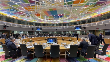 EU leaders grant Ukraine, Moldova candidate status