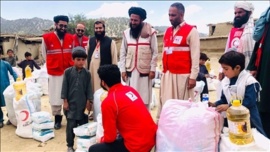 توزیع کمک‌های هلال‌احمر ترکیه بین زلزله زدگان افغانستان
