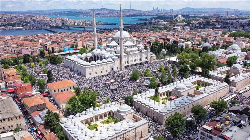 إسطنبول.. تشييع مهيب للعالم الإسلامي التركي محمود أفندي