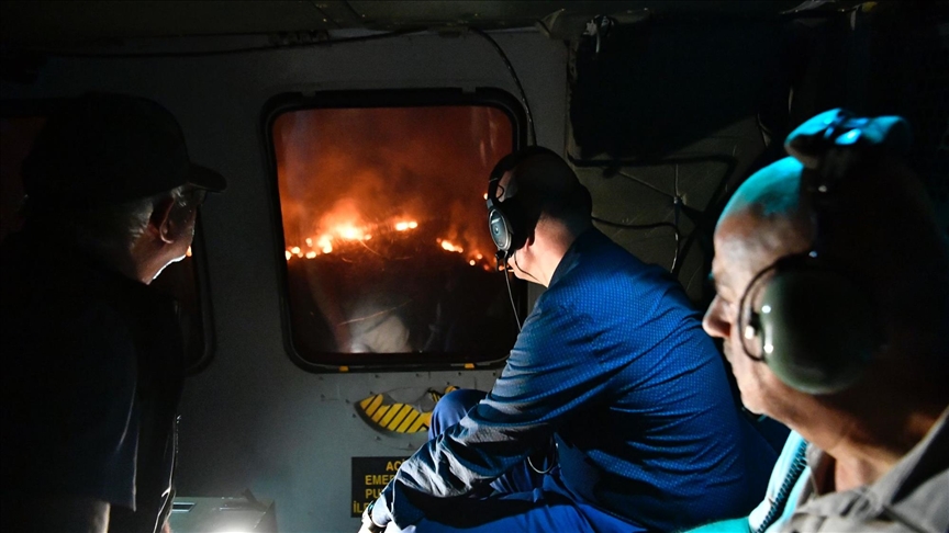 Bakanlar Soylu ve Kirişci Marmaris'te yangın sahasını gece havadan inceledi