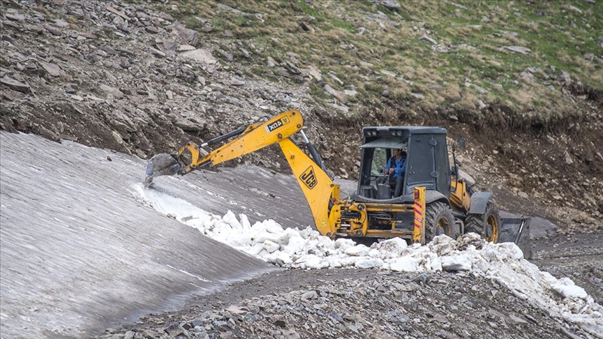 Kars'ta bir bölümü kardan kapalı yayla yolu ekiplerin çalışmasıyla ulaşıma açıldı