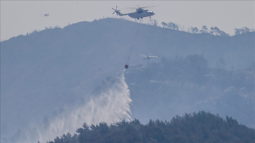 Vazhdon nga ajri dhe toka aksioni për shuarjen e zjarrit pyjor në Marmaris të Türkiye-s