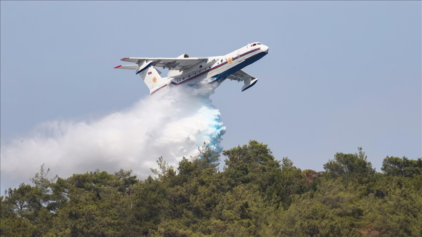 Azerbaycan'dan gelen amfibi uçak, Marmaris'teki orman yangınına müdahale  ediyor