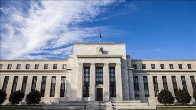 Autoridad de la Reserva Federal de EEUU insta al banco central a luchar de manera más “agresiva” contra la inflación