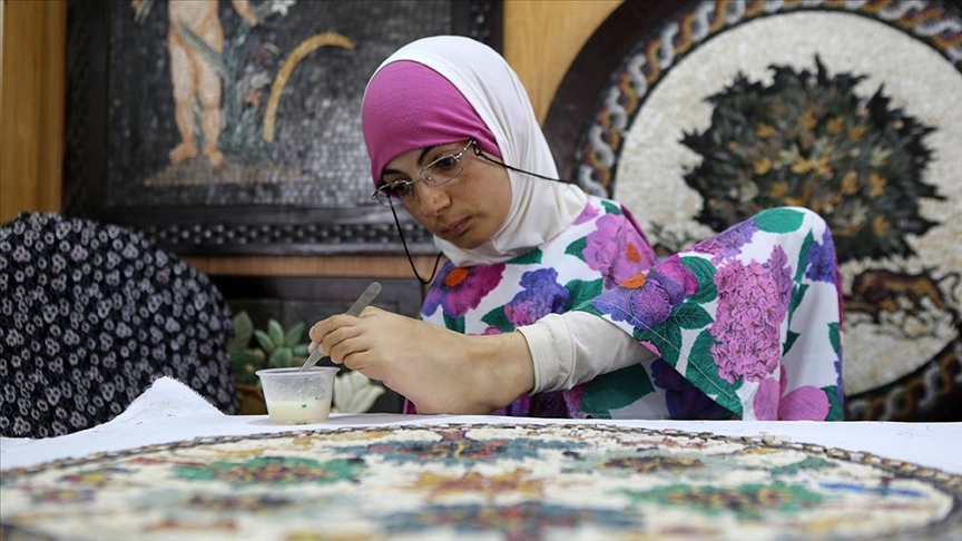 Ürdün'de kolları olmayan genç kadın yaptığı mozaik eserlerle engeline meydan okuyor