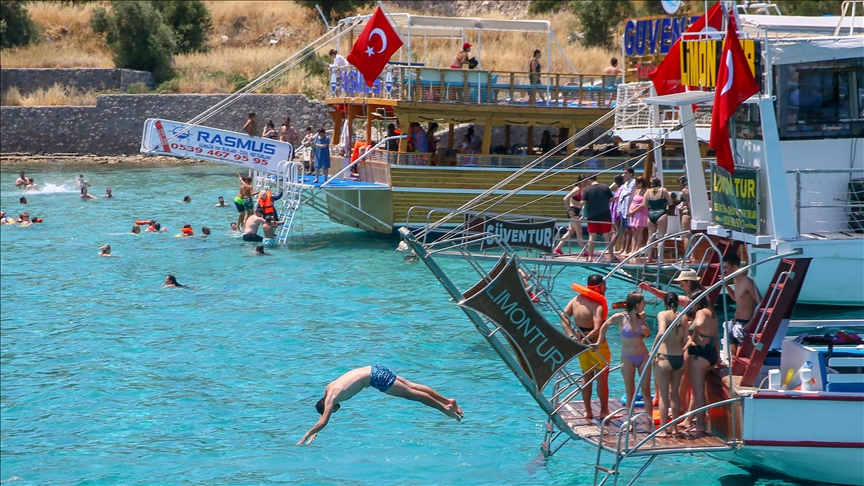 "سفينة القراصنة".. جولة بنكهة كاريبية في خلجان إيجة بتركيا (تقرير)