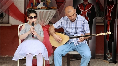 Görme engelli 11 yaşındaki Filistinli Meyar müzikle hayata tutunuyor