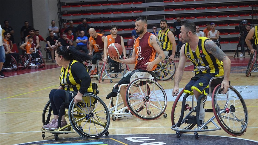 Galatasaray Tunç Holding'i 64-50 yenen Fenerbahçe, seriyi eşitledi