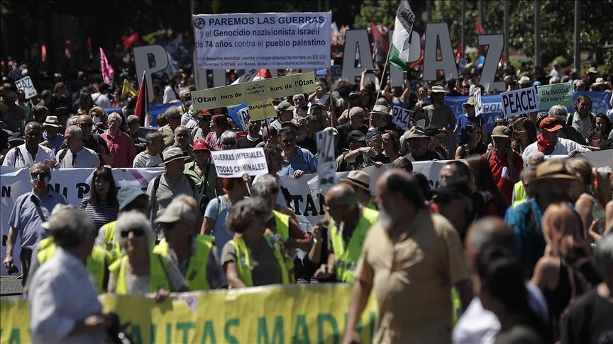 Miles de españoles se manifiestan contra la OTAN