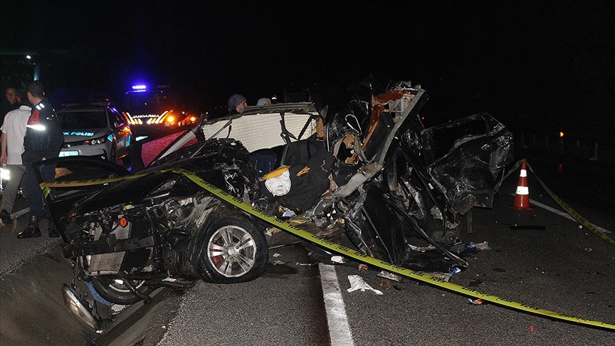 Kastamonu'da otomobil ile otobüsün çarpıştığı kazada 2 kişi öldü, 16 kişi yaralandı