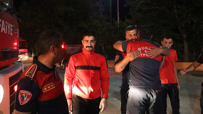 Marmaris'teki orman yangınından dönen alev savaşçılarına Burdur'da karşılama düzenlendi