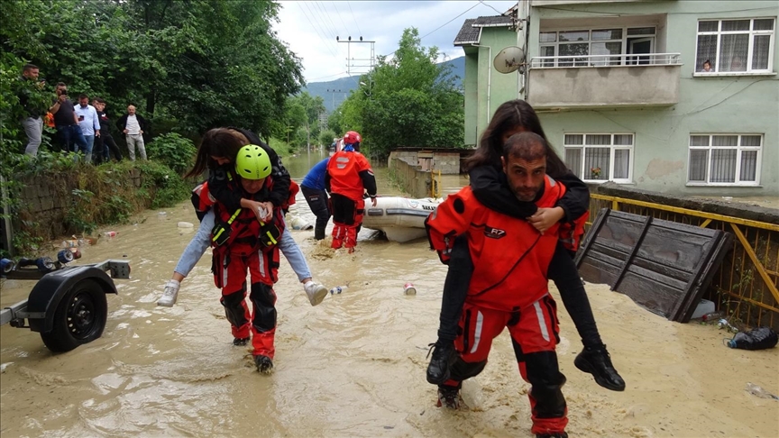 Bakan Soylu'dan Batı Karadeniz'deki şiddetli yağışlara ilişkin açıklama: Sahada tüm kurumlar azami gayret gösteriyor