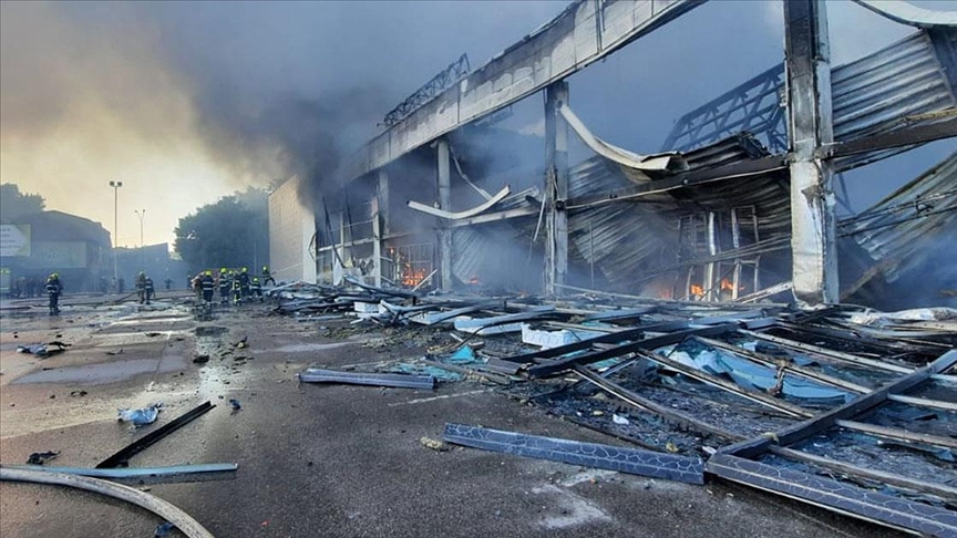 Zelenskiy, Rus güçlerinin Kremençuk'taki bir alışveriş merkezini vurduğunu bildirdi