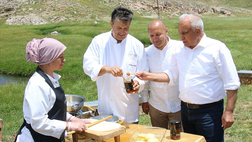 Mersin'de İtalyan şef, ödüllü Eğriçayır balıyla tatlı yaptı