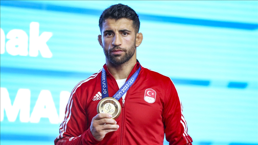 Milli güreşçi Murat Fırat, grekoromen stil 67 kiloda altın madalya kazandı