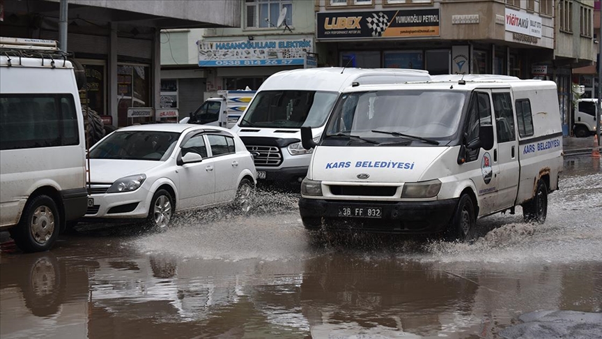Kars'ta yağış taşkınlara neden oldu 