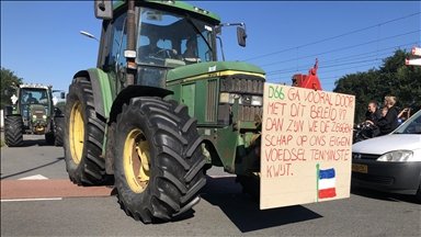 Hollanda’da çiftçiler traktörler ve saman balyaları ile otobanlarda trafiği engelledi