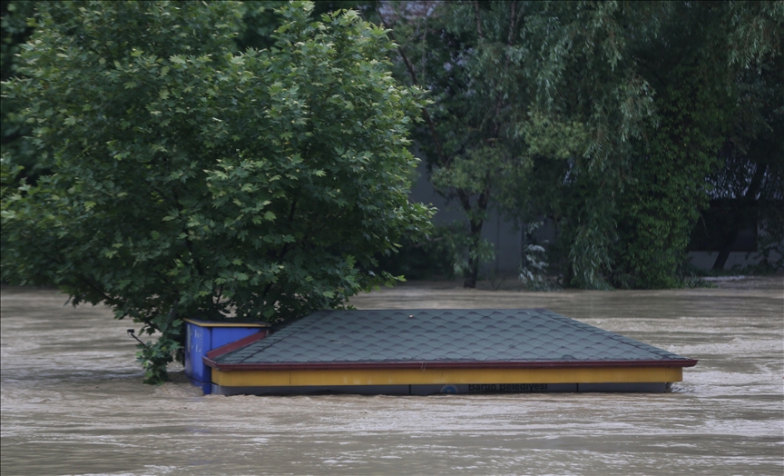 Pljuskovi izazvali poplave u Turkiye: Vodena bujica srušila dva mosta u Boluu