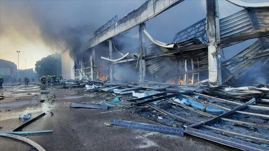 Најмалку 18 лица загинаа во руски ракетен напад врз трговски центар во Украина