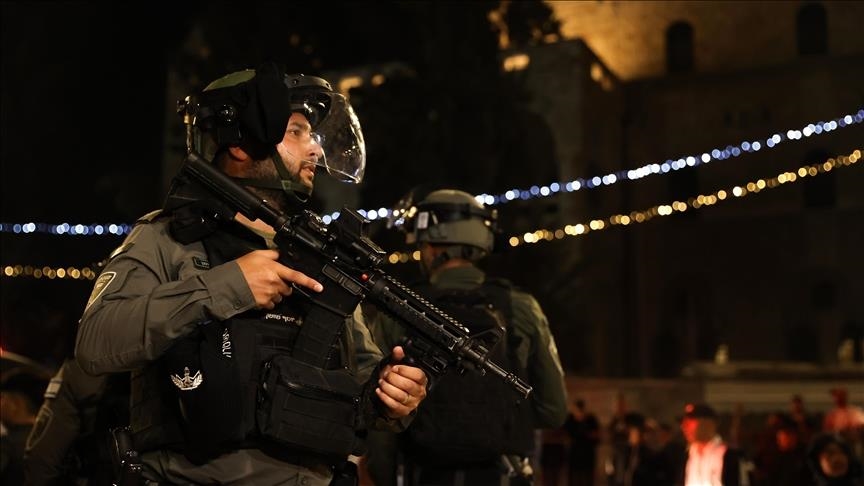 الشرطة الإسرائيلية تقتحم باحات الأقصى بحثا عن فلسطيني