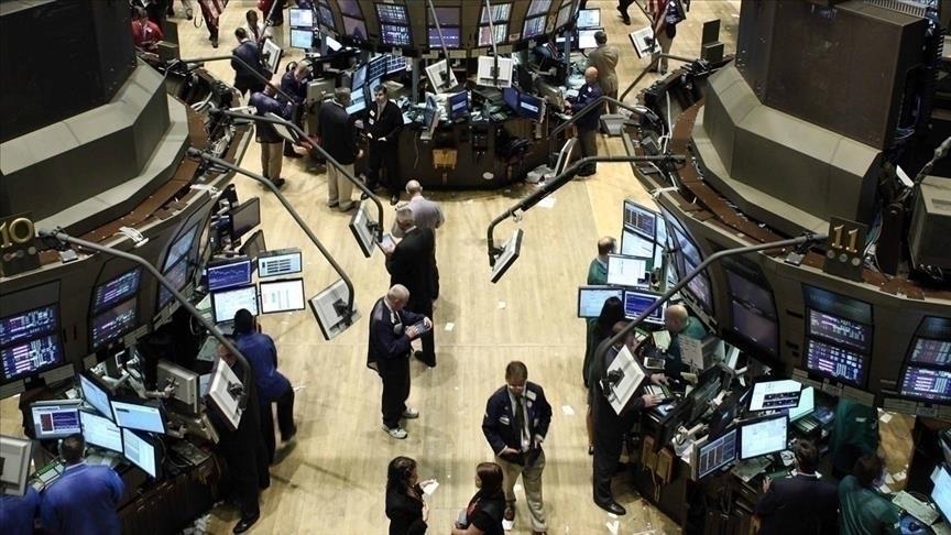 Global markets follow mixed course amid recession fears