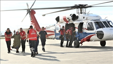 Sel bölgesindeki diyaliz hastaları hastaneye helikopterle ulaştırılıyor