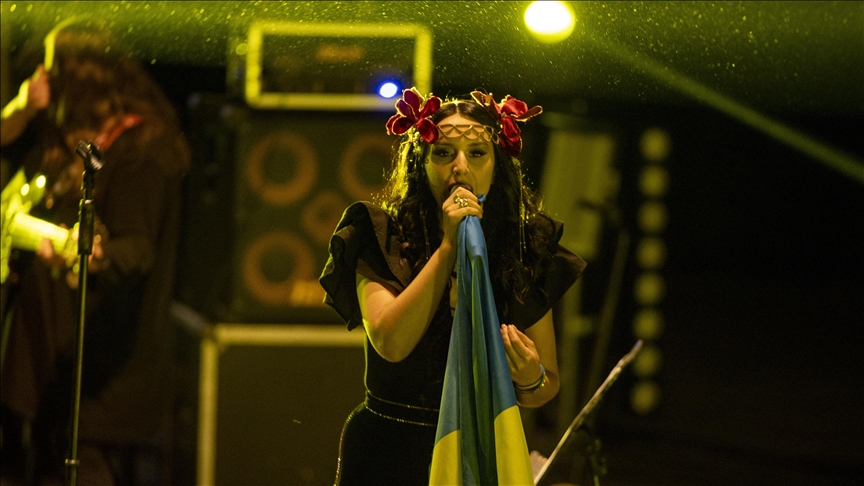 Sanatçı Jamala, Ukraynalı savaş mağduru çocuklar için konser verdi