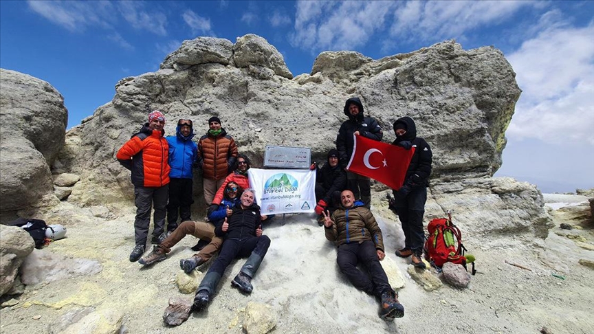Türk dağcılar İran'daki Demavend Dağı'nın zirvesinde bayrak açtı
