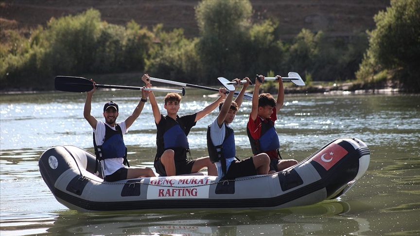 Bingöllü gençler milli sporcu olmak için Murat Nehri'nde kürek çekiyor