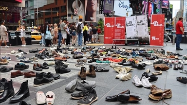 New York, në sheshin "Times" vendosen 251 palë këpucë në përkujtim të dëshmorëve të 15 korrikut