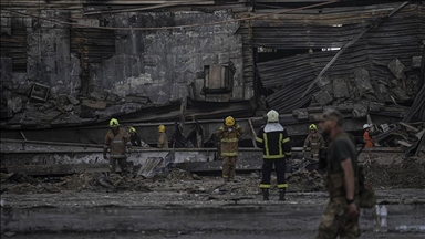 Ukrayna'da Kremençuk kentinde vurulan alışveriş merkezinde saldırı izleri silinmeye çalışılıyor 