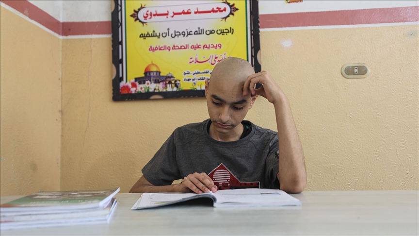 غزة.. مريض سرطان يؤجل "العلاج الكيميائي" للتقدّم للثانوية العامة (قصة إنسانية)