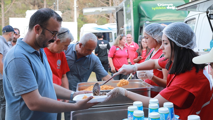 Türk Kızılay sel bölgelerinde 6 günde 25 bin kişilik sıcak yemek dağıttı