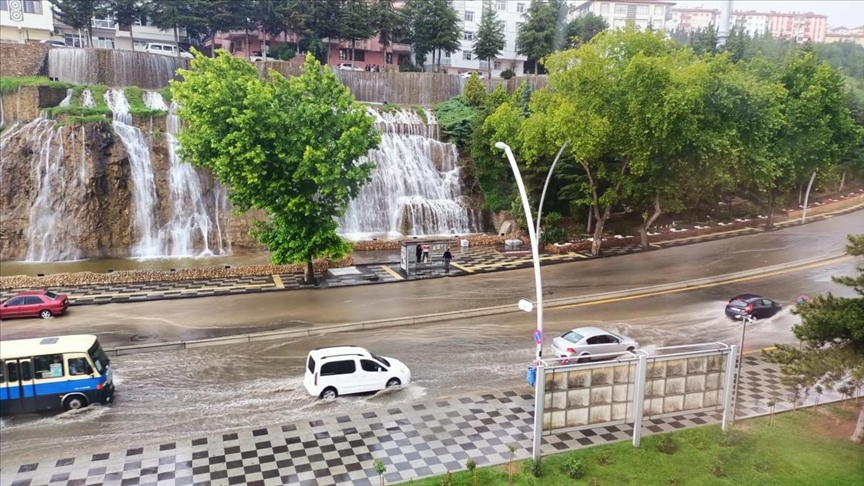 Ankara'da sağanak sonrası meydana gelen su baskınında bir kişi hayatını kaybetti
