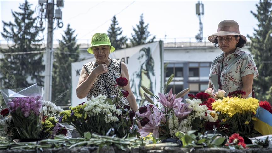 Украина: Цвеќе за жртвите од рускиот напад врз трговскиот центар во Кременчук