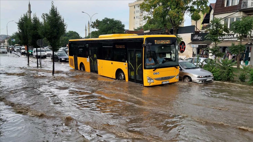 Vërshime në rrugët e Prishtinës pas shiut dhe breshrit të fortë