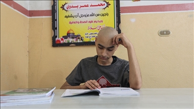 غزة.. مريض سرطان يؤجل "العلاج الكيميائي" للتقدّم للثانوية العامة 