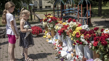 Ukrajina: Cvijeće za žrtve ruskog napada na tržni centar u Kremenčuku