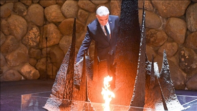 لابيد يبدأ مراسم تسلّمه رئاسة الوزراء من متحف "المحرقة"