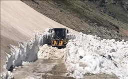 Туркије: Расчистување снег во Бајбурт во последните денови од јуни