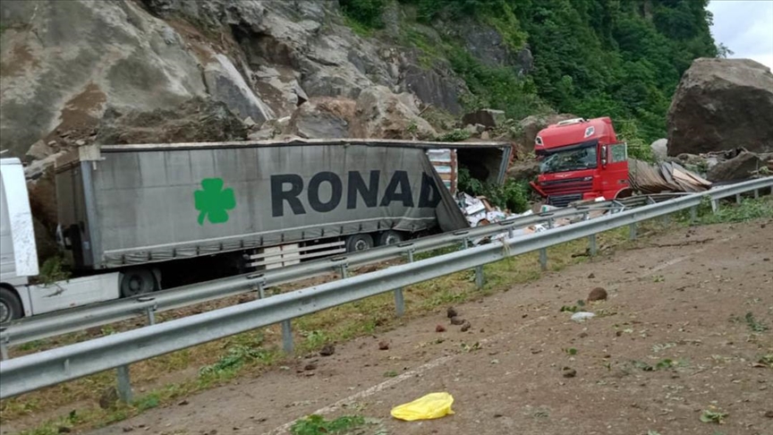 Туркије: Карпи се срушија врз камиони на патот, едно лице загина