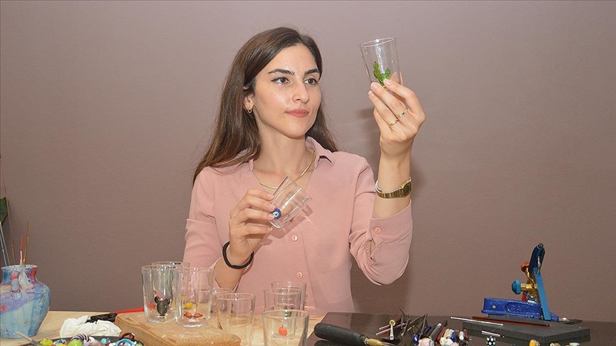Sakaryalı kadın girişimci ürettiği cam objeleri yurt dışına gönderiyor