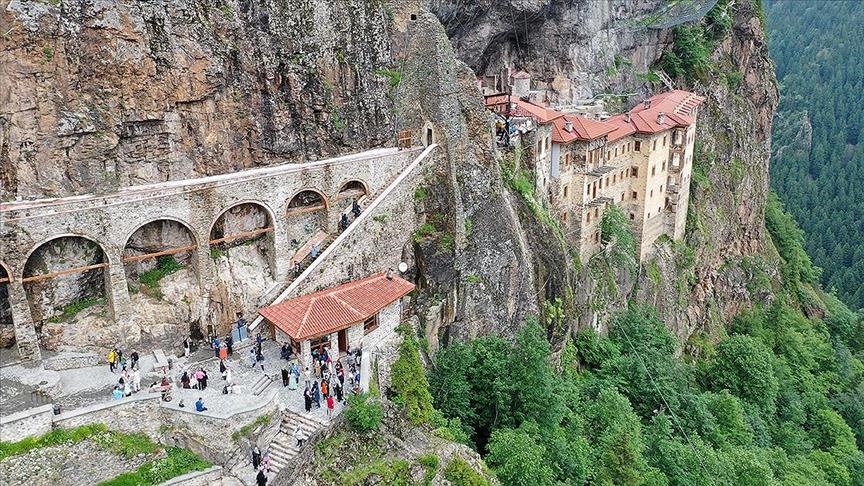 Поток туристов к монастырю Сумела на севере Турции не снижается