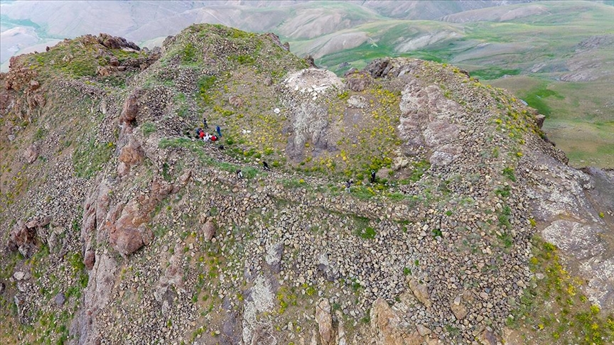 Van'da Urartulara ait en yüksek rakımdaki kale kalıntısına ulaşıldı