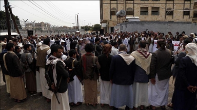 مئات اليمنيين يطالبون بفتح طرق تعز