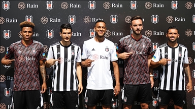 Beşiktaş'ta yeni sezon forma tanıtımı yapıldı