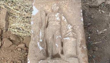 Aydın'da sondaj kazısı sırasında Roma dönemine ait mezar steli bulundu